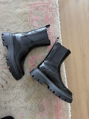 H&M Black Chunky Chelsea Boots - Women's